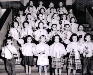 Music class, Oakhurst Elementary, early 1950s. Photo courtesy of Glenda Brown Eddins. 